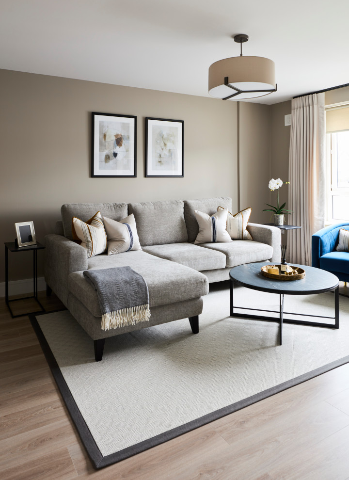 Mittelgroßes, Abgetrenntes Modernes Wohnzimmer mit beiger Wandfarbe, Laminat und Multimediawand