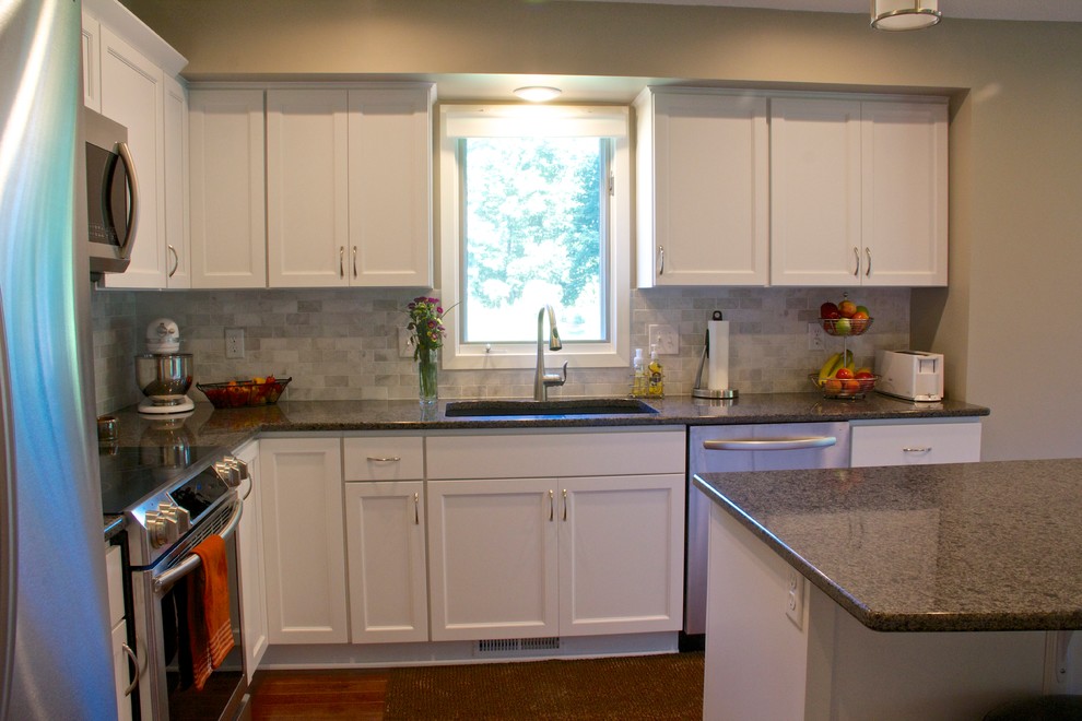 Eat-in kitchen - mid-sized transitional l-shaped dark wood floor eat-in kitchen idea in Minneapolis with an undermount sink, shaker cabinets, white cabinets, quartzite countertops, gray backsplash, subway tile backsplash, stainless steel appliances, beige walls and an island