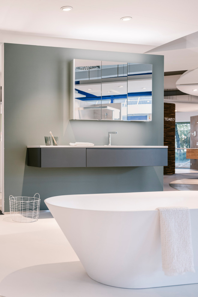 На фото: ванная комната среднего размера в стиле модернизм с