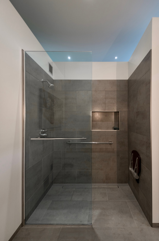 Exempel på ett mellanstort modernt vit vitt en-suite badrum, med släta luckor, grå skåp, en kantlös dusch, grå kakel, porslinskakel, vita väggar, klinkergolv i porslin, ett integrerad handfat, bänkskiva i kvarts, grått golv och med dusch som är öppen