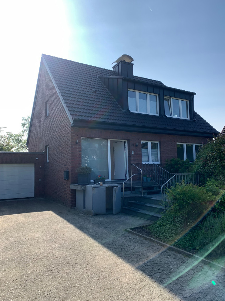Modernisierung Einfamilienhaus mit Erweiterung der Gauben und  Fensteraufteilung