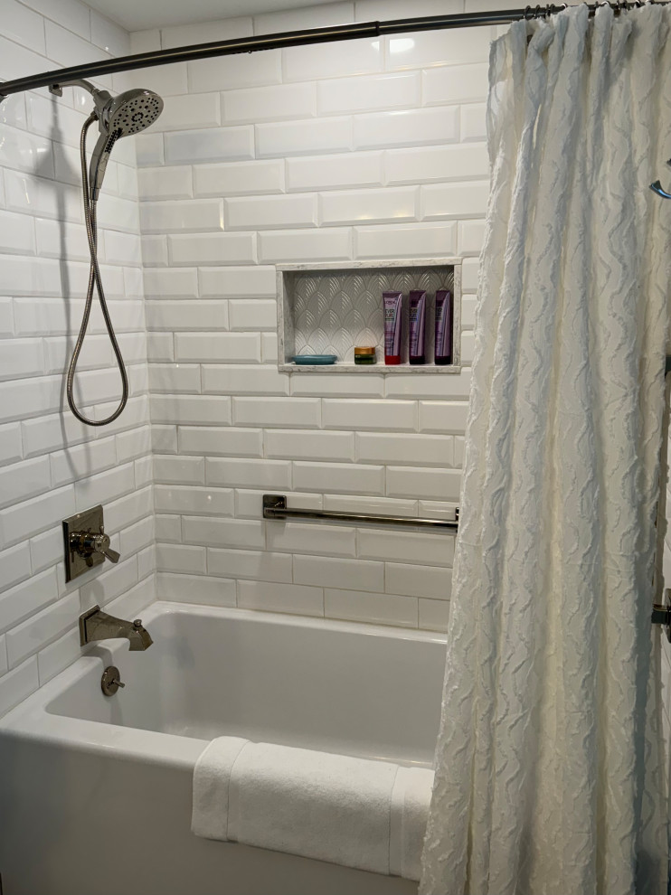 Exemple d'une petite salle d'eau chic avec un placard à porte shaker, des portes de placard blanches, une baignoire en alcôve, un combiné douche/baignoire, WC séparés, un carrelage gris, des carreaux de céramique, un mur bleu, un sol en carrelage de porcelaine, un lavabo encastré, un plan de toilette en quartz modifié, un sol gris, une cabine de douche avec un rideau, un plan de toilette gris, une niche, meuble simple vasque et meuble-lavabo encastré.