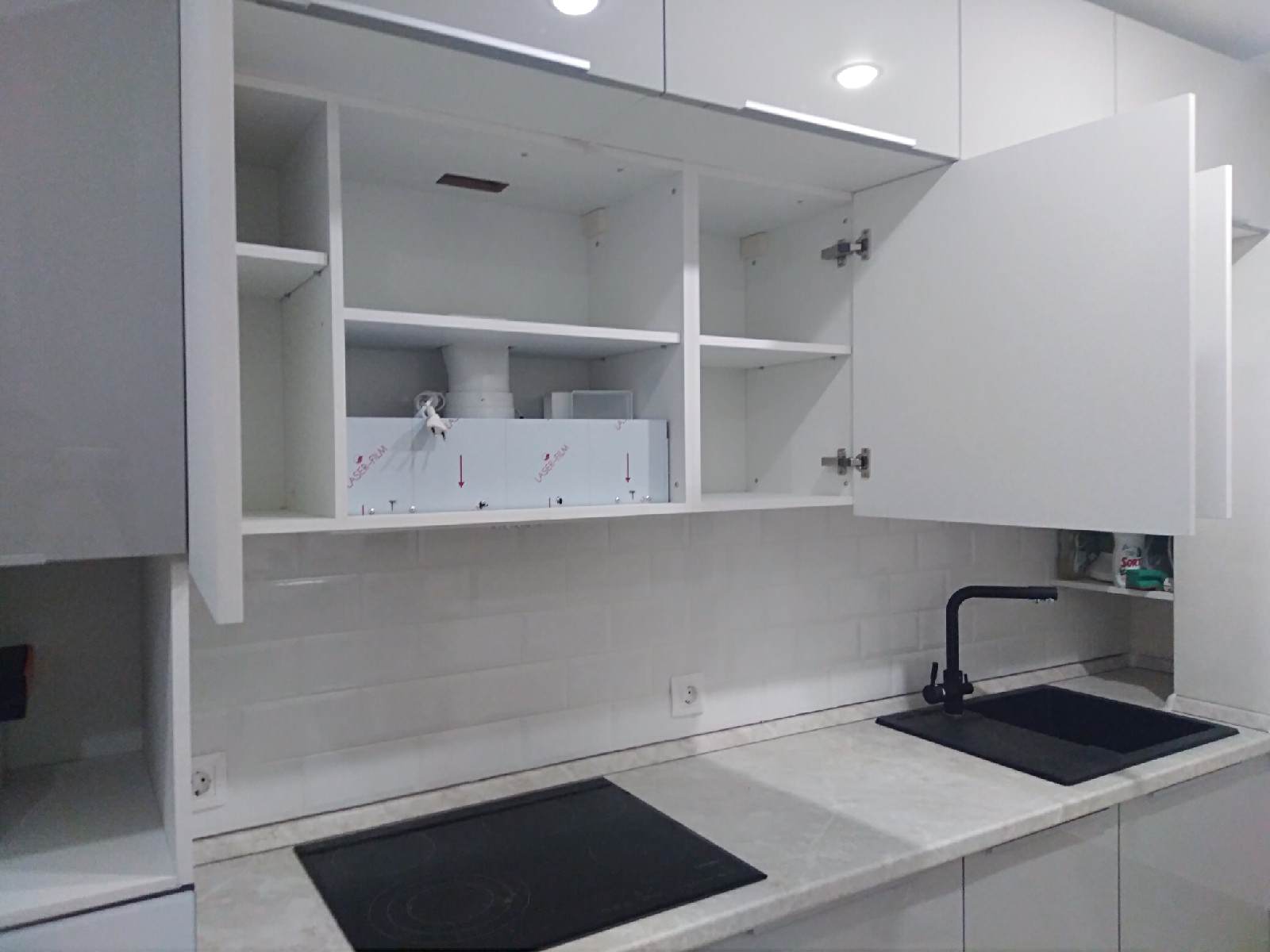 Современная кухня  с антресольной зоной серый глянец