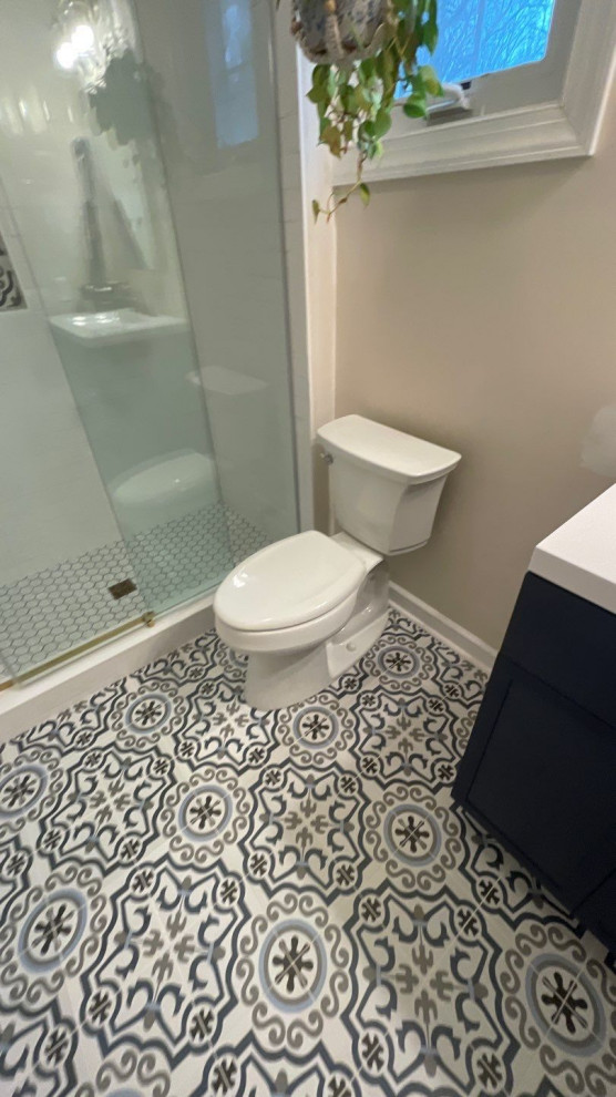 Exempel på ett mellanstort modernt vit vitt en-suite badrum, med skåp i shakerstil, skåp i ljust trä, en dusch i en alkov, en toalettstol med separat cisternkåpa, vit kakel, keramikplattor, flerfärgade väggar, klinkergolv i keramik, ett undermonterad handfat, bänkskiva i kvarts, flerfärgat golv och dusch med skjutdörr