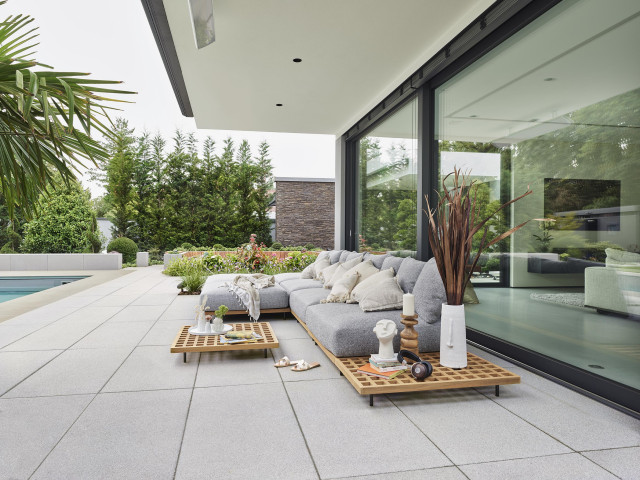 Wohlf&uuml;hlathmosph&auml;re mit Garten-Lounge moderno-terraza-y-balcon