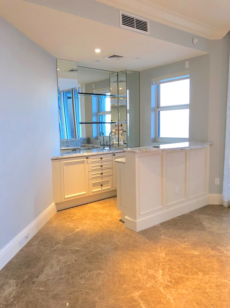Transitional home design photo in Miami