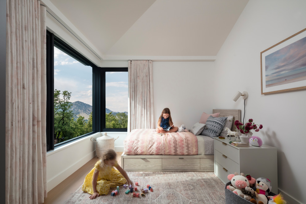 Foto på ett funkis flickrum kombinerat med sovrum och för 4-10-åringar, med vita väggar, ljust trägolv och beiget golv