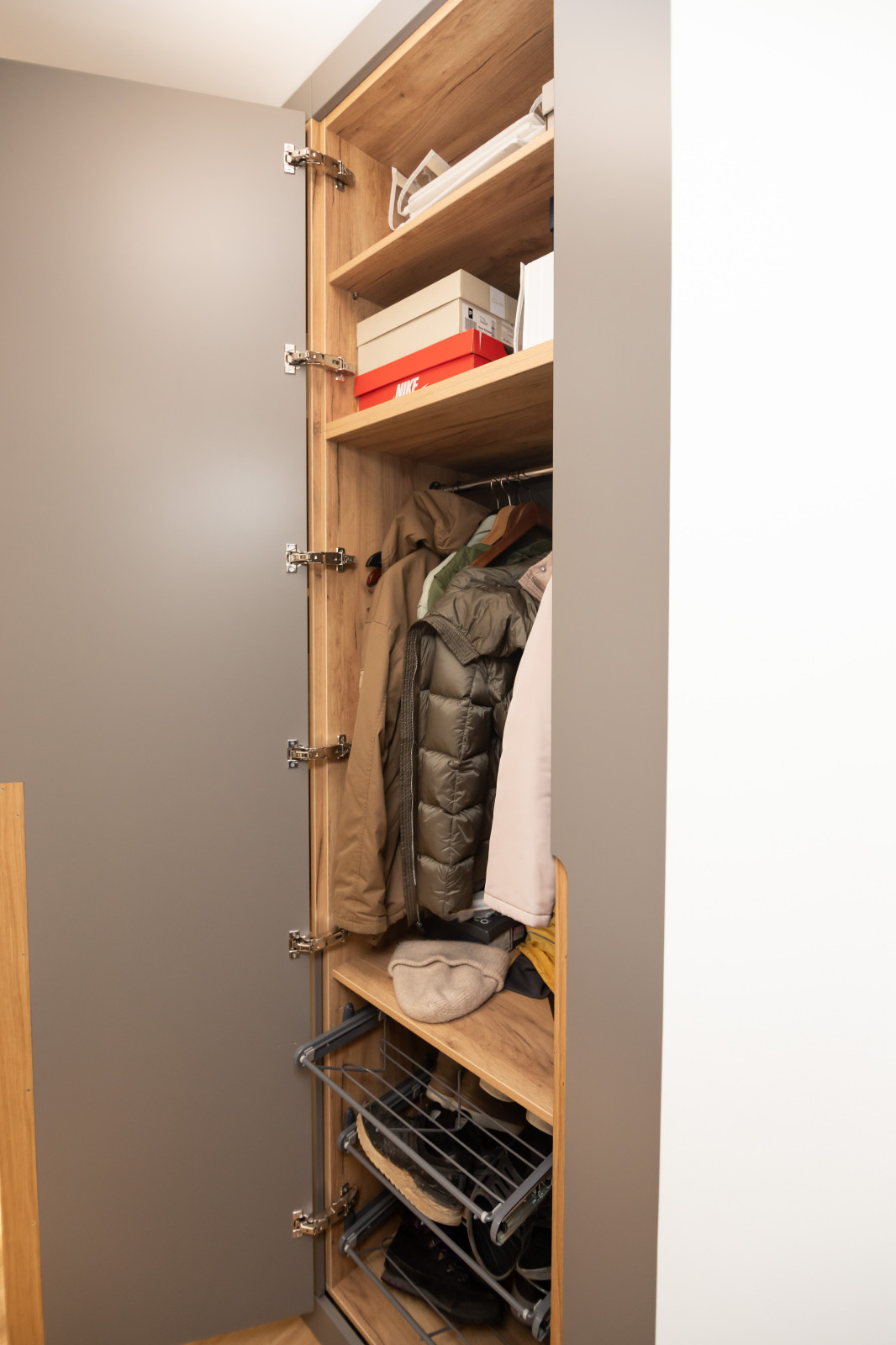 Компактная кухня-прихожая в современном стиле