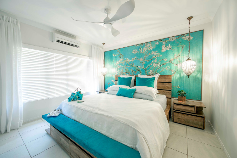 Immagine di una grande camera degli ospiti tropicale con pareti blu, pavimento in bambù, nessun camino, pavimento marrone e pannellatura