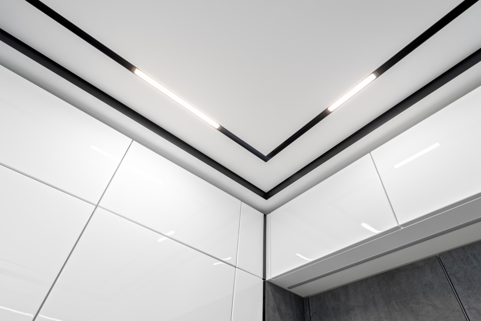 Установка натяжных потолков в квартире.