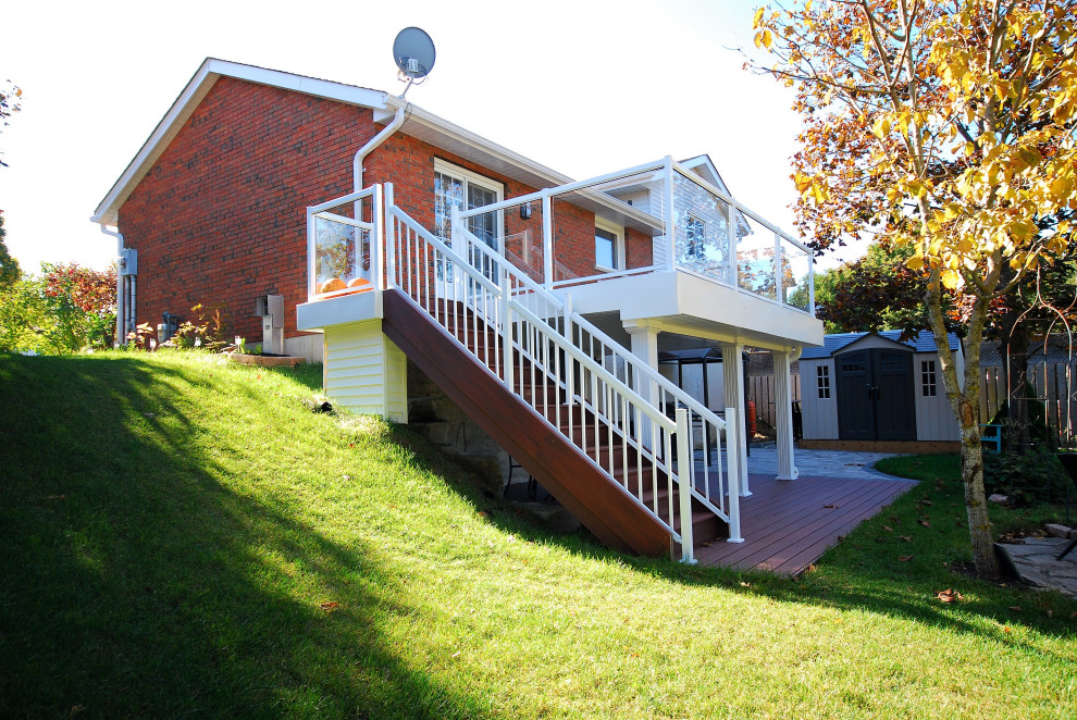 Example of a mid-sized minimalist home design design