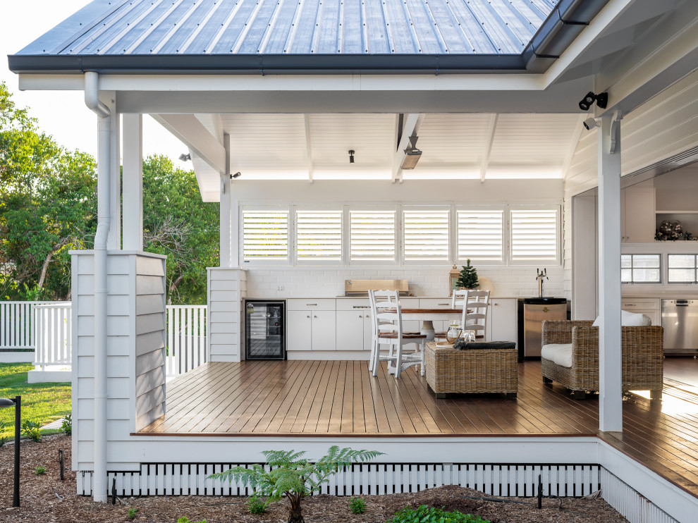 Ejemplo de terraza planta baja tradicional grande en patio trasero y anexo de casas con cocina exterior