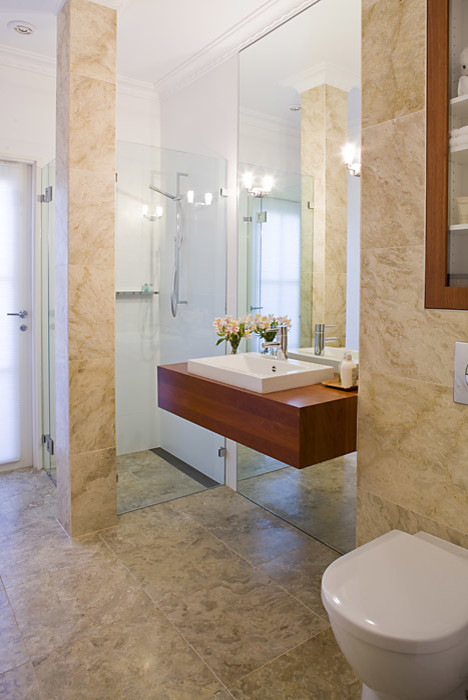 Photo of a contemporary bathroom in Canberra - Queanbeyan.