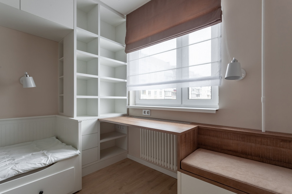 В угловой шкаф-стеллаж есть доступ из ниши от кровати и со стороны стола