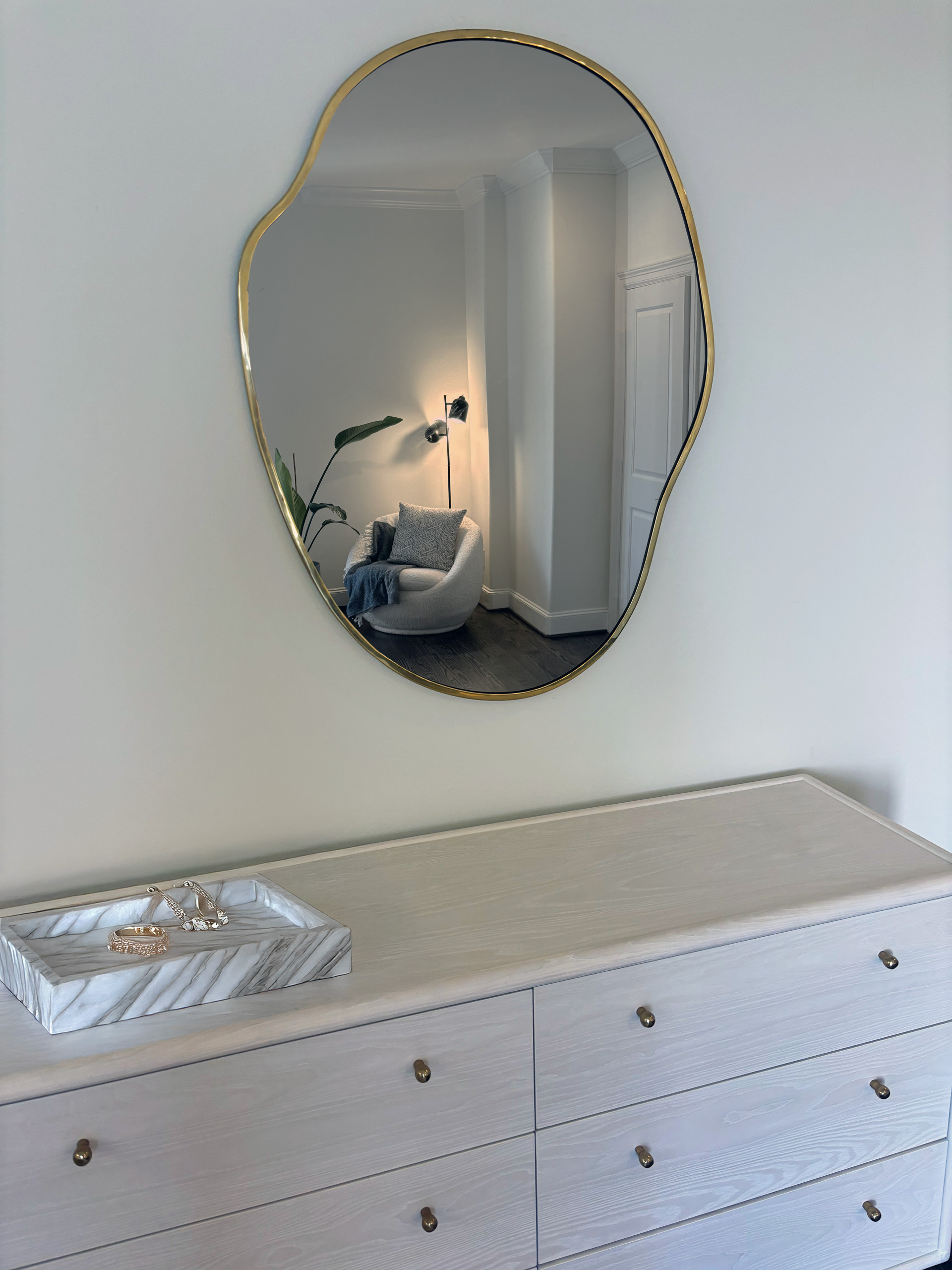 A sneak peek into this serene Houston primary bedroom designed through our virtual interior design consultation. We collaborated on paint colors, home improvements, layout planning and furniture selec