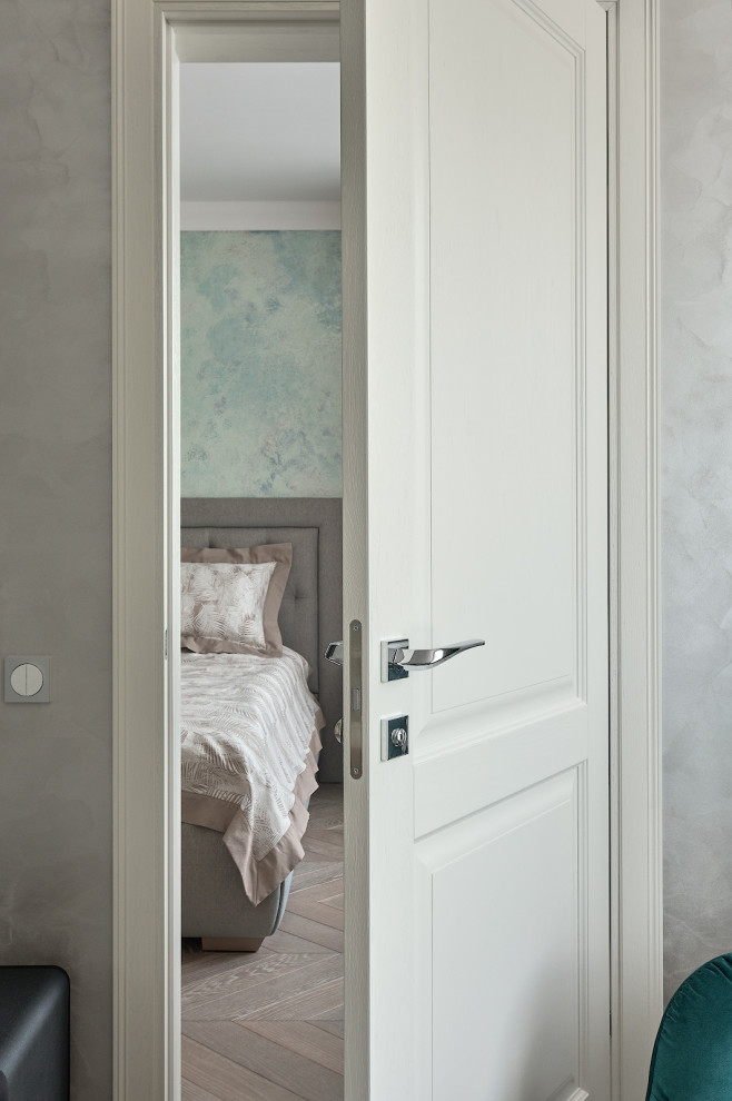 Белые дубовые двери в неоклассическом интерьере