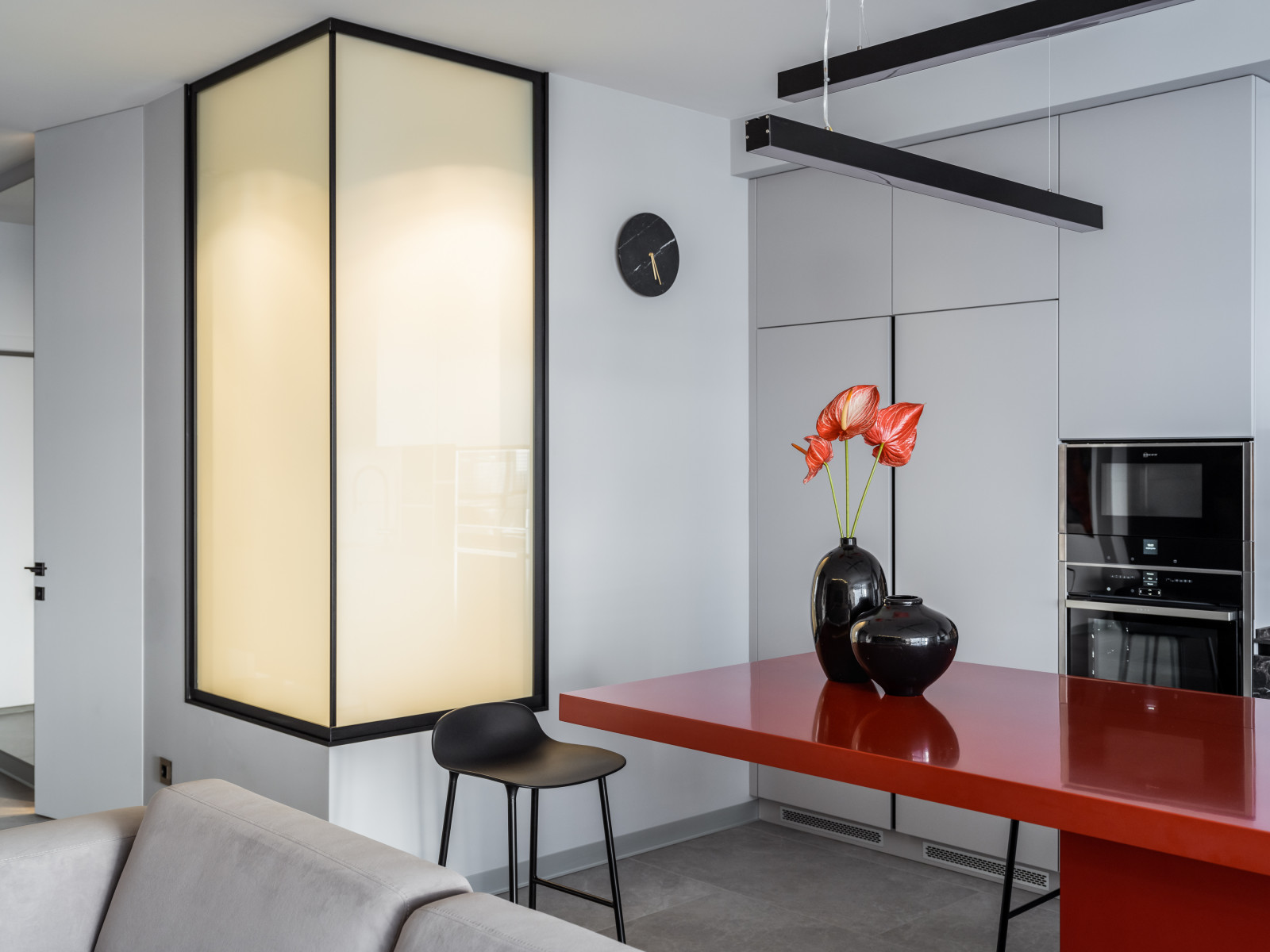 Фото реализованного проекта в современном стиле с яркими акцентами