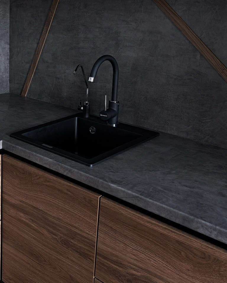 Черная угловая кухня в стиле лофт с фасадами под металл и под дерево