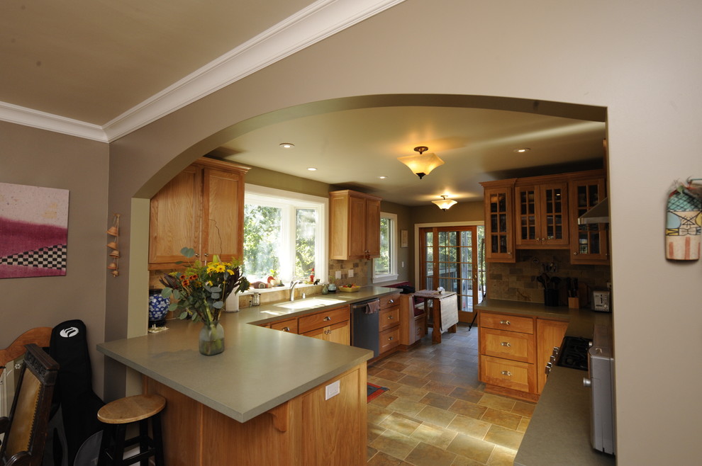 Inspiration for a mid-sized traditional l-shaped eat-in kitchen in San Francisco with an undermount sink, shaker cabinets, medium wood cabinets, quartz benchtops, multi-coloured splashback, stone tile splashback, stainless steel appliances, a peninsula and beige floor.