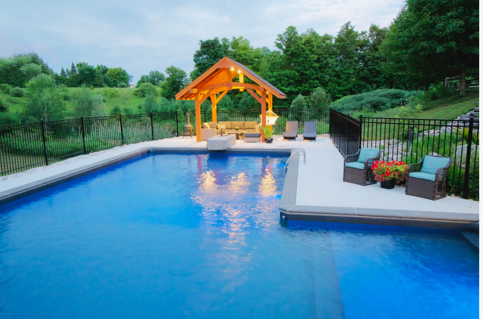 Example of an arts and crafts pool design in Toronto