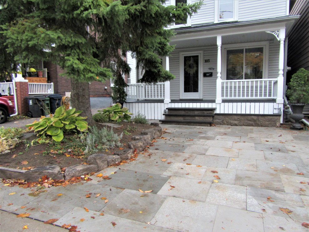 Inspiration for a modern home design remodel in Toronto