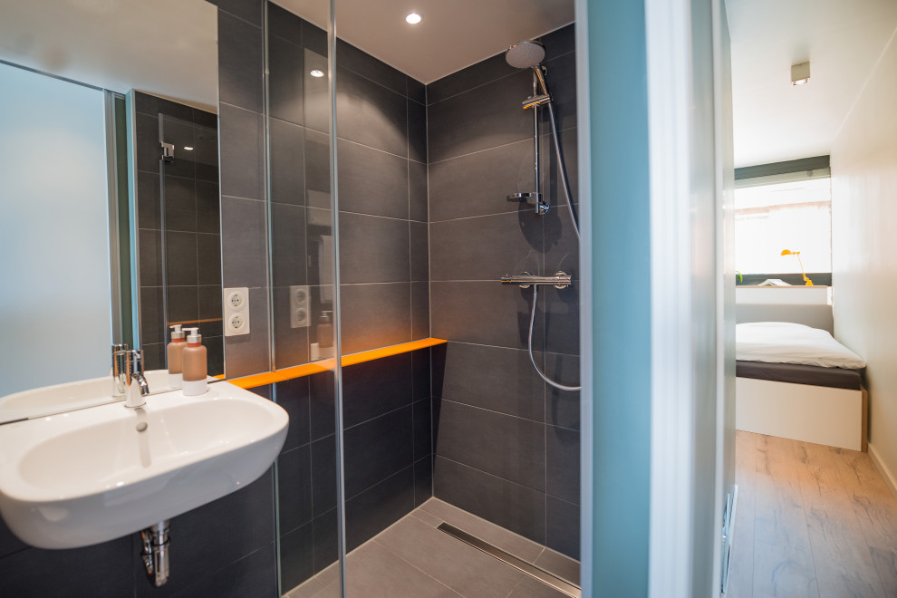Idée de décoration pour une petite salle d'eau minimaliste avec une douche à l'italienne, meuble simple vasque et meuble-lavabo suspendu.