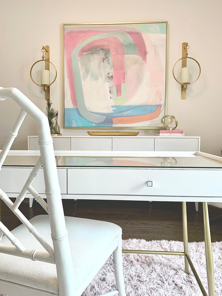 Imagen de despacho contemporáneo de tamaño medio con paredes rosas, suelo de madera en tonos medios, escritorio independiente y papel pintado