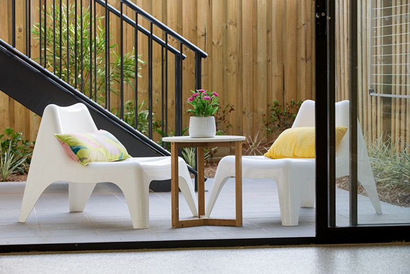 Inspiration for a small modern courtyard patio in Brisbane with concrete pavers.