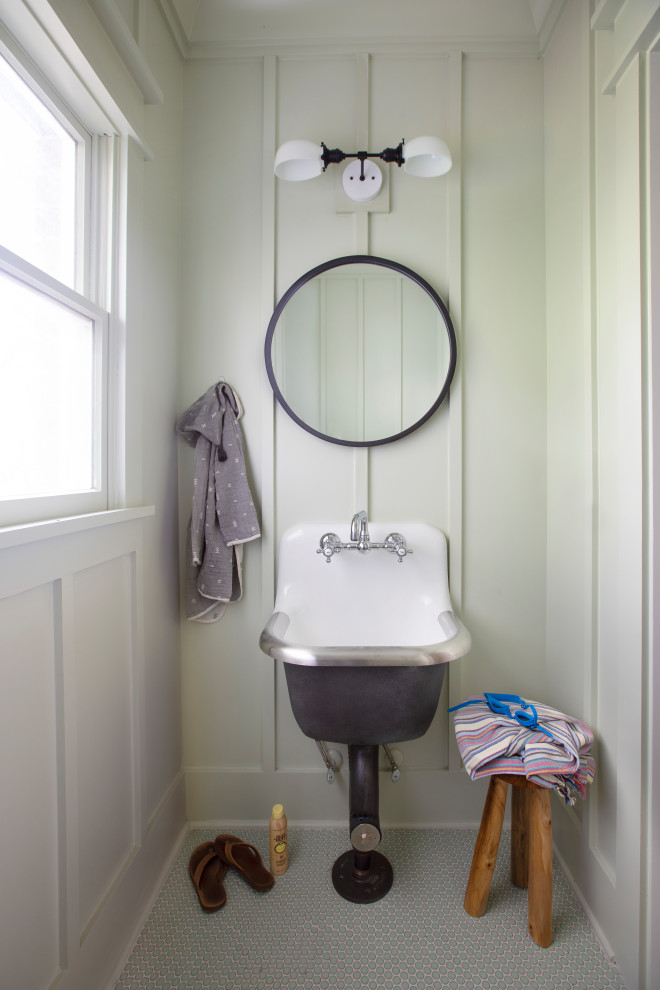 Пример оригинального дизайна: туалет в морском стиле с зелеными стенами, полом из мозаичной плитки, подвесной раковиной, синим полом и панелями на части стены