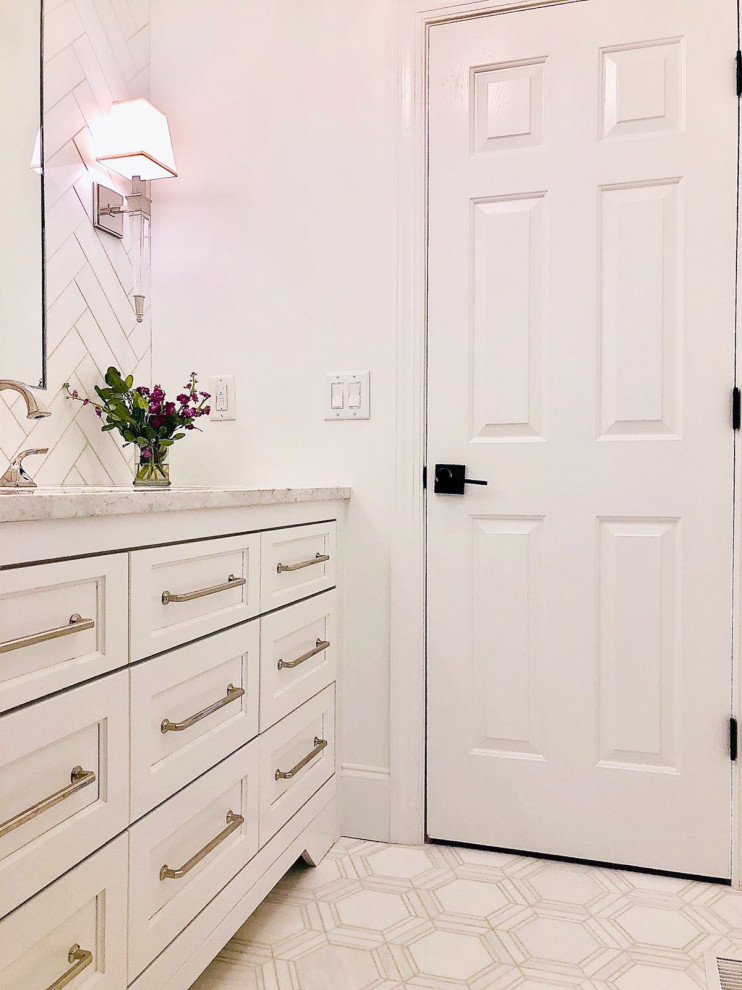 Inspiration för mellanstora moderna vitt en-suite badrum, med skåp i shakerstil, vita skåp, en dusch i en alkov, en toalettstol med hel cisternkåpa, vit kakel, marmorkakel, vita väggar, marmorgolv, ett undermonterad handfat, marmorbänkskiva, vitt golv och dusch med gångjärnsdörr