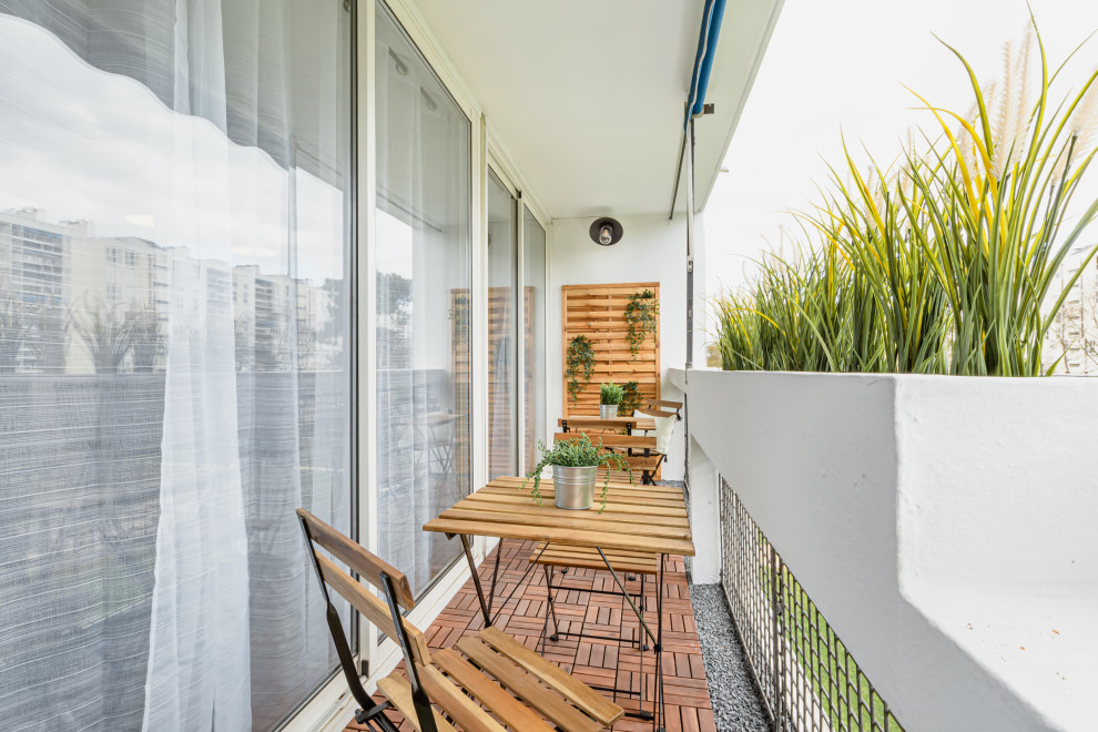 Стильный дизайн: маленький балкон и лоджия в скандинавском стиле с растениями в контейнерах и навесом для на участке и в саду - последний тренд