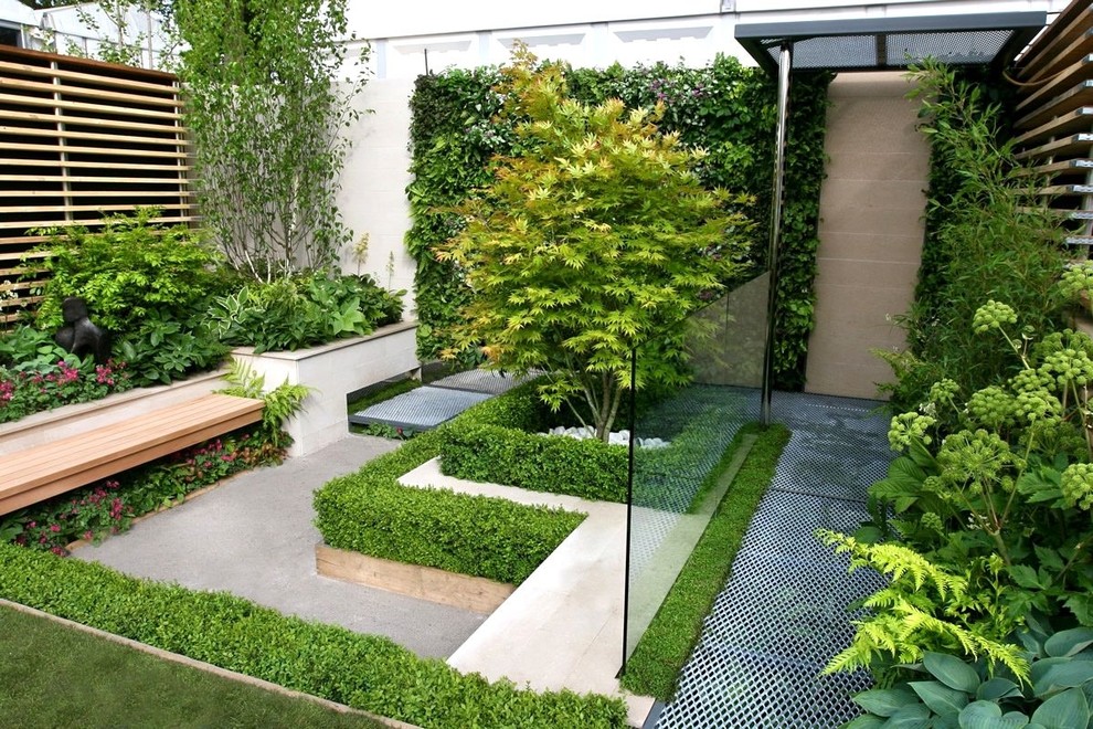 Mid-sized contemporary garden in Madrid.