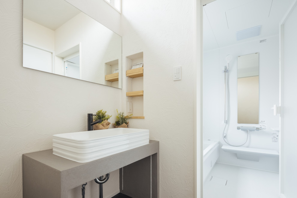 Пример оригинального дизайна: ванная комната среднего размера в стиле модернизм с серыми фасадами, угловой ванной, серым полом, душем с распашными дверями, тумбой под одну раковину, встроенной тумбой, потолком из вагонки и стенами из вагонки