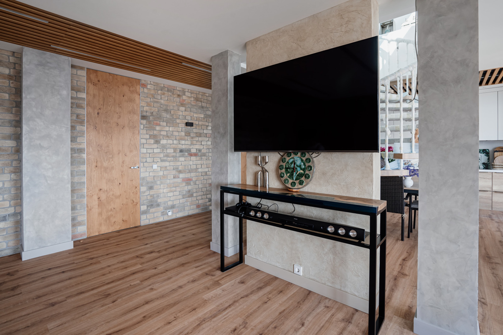 Авторская фактура декоративной штукатурки в квартире с террасой