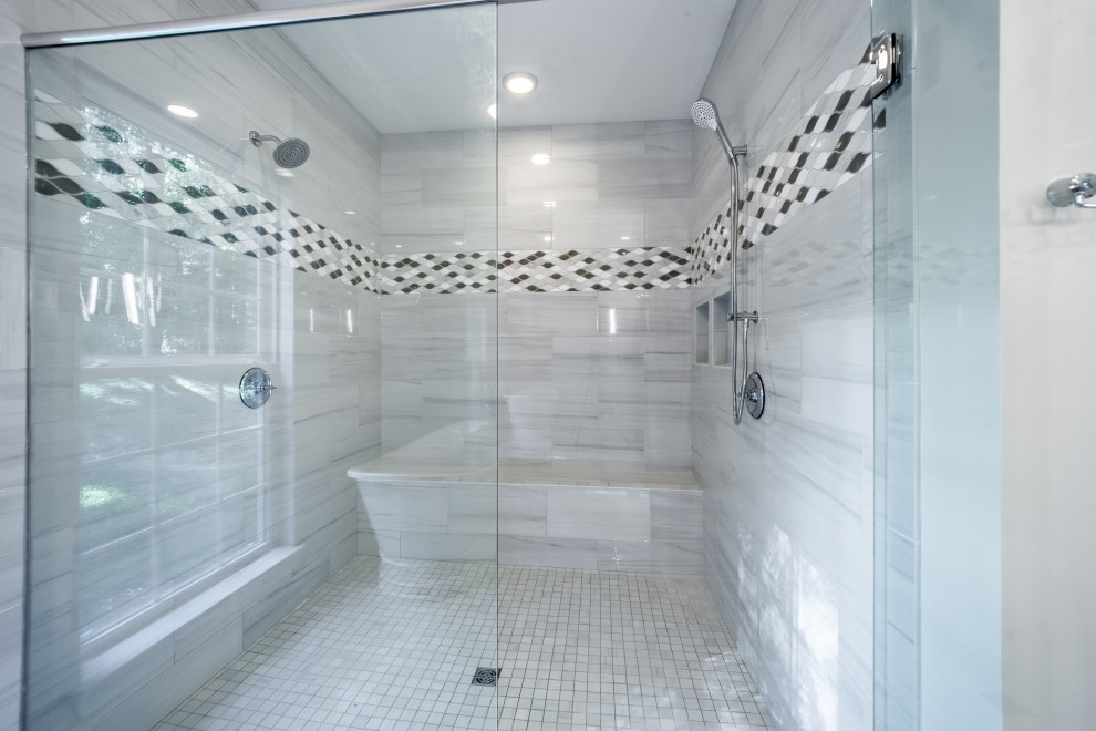 Inredning av ett klassiskt stort vit vitt en-suite badrum, med luckor med infälld panel, grå skåp, ett fristående badkar, en kantlös dusch, en toalettstol med hel cisternkåpa, grå kakel, keramikplattor, grå väggar, klinkergolv i keramik, ett undermonterad handfat, bänkskiva i kvarts, grått golv och dusch med gångjärnsdörr
