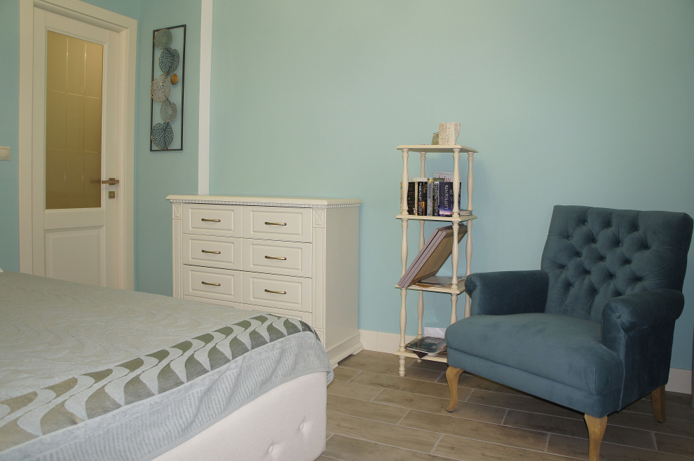 Свежая идея для дизайна: маленькая хозяйская спальня в белых тонах с отделкой деревом в средиземноморском стиле с синими стенами, полом из керамогранита, бежевым полом, балками на потолке и тюлем для на участке и в саду - отличное фото интерьера