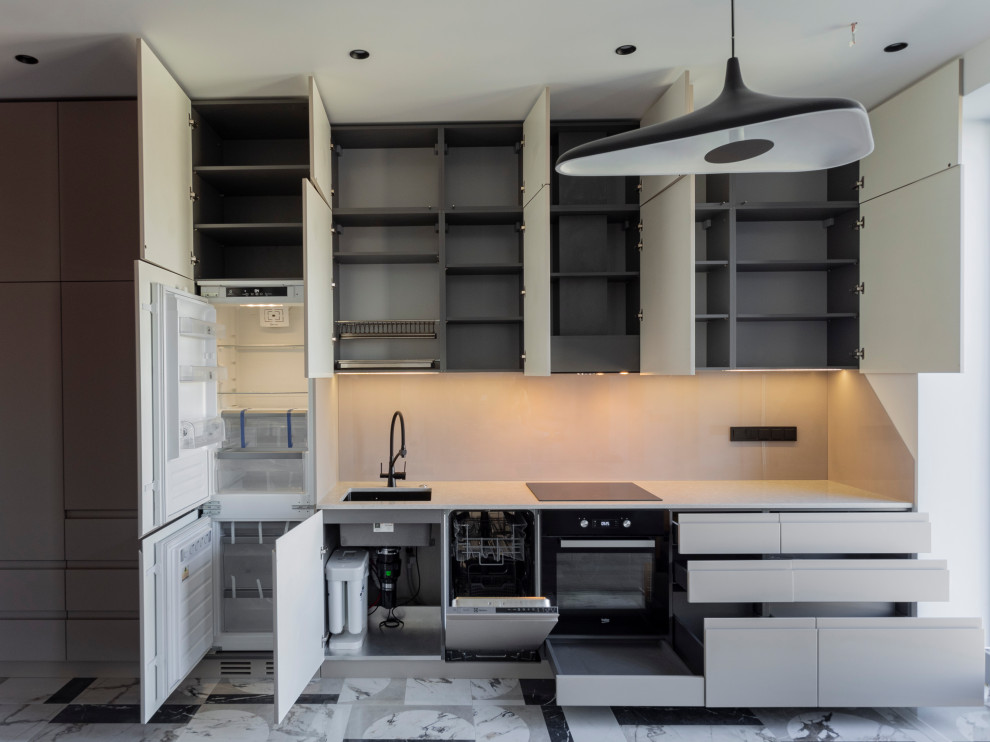 Большая стильная кухня в неоклассическом стиле в светлых тонах