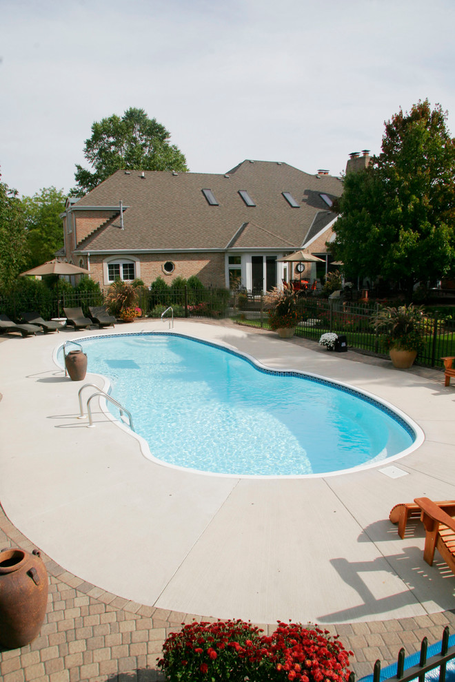 Transitional pool photo in Chicago