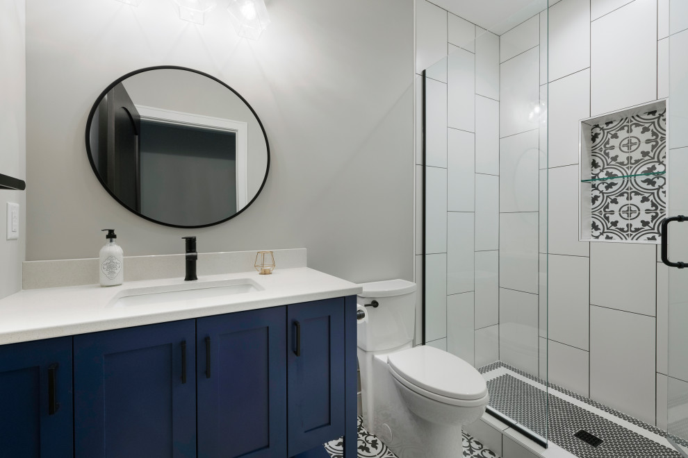 Пример оригинального дизайна: маленькая ванная комната в стиле модернизм с плоскими фасадами, синими фасадами, отдельно стоящей ванной, открытым душем, раздельным унитазом, черно-белой плиткой, керамической плиткой, серыми стенами, полом из керамической плитки, душевой кабиной, накладной раковиной, столешницей из гранита, белым полом, душем с распашными дверями, белой столешницей, нишей, тумбой под одну раковину, напольной тумбой, потолком с обоями и обоями на стенах для на участке и в саду
