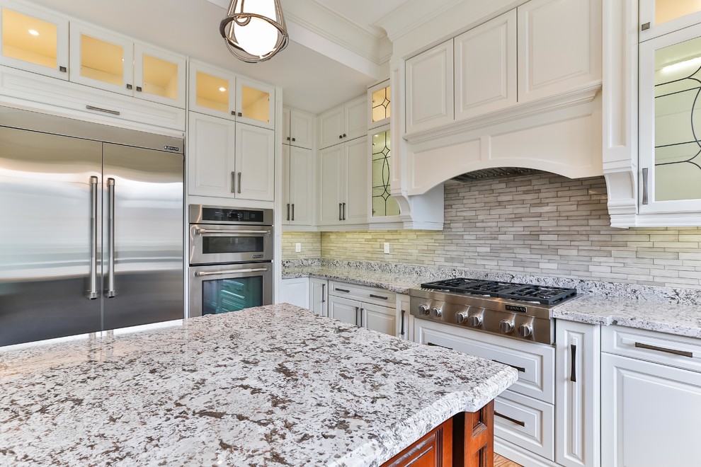 Kitchen - transitional kitchen idea in Toronto