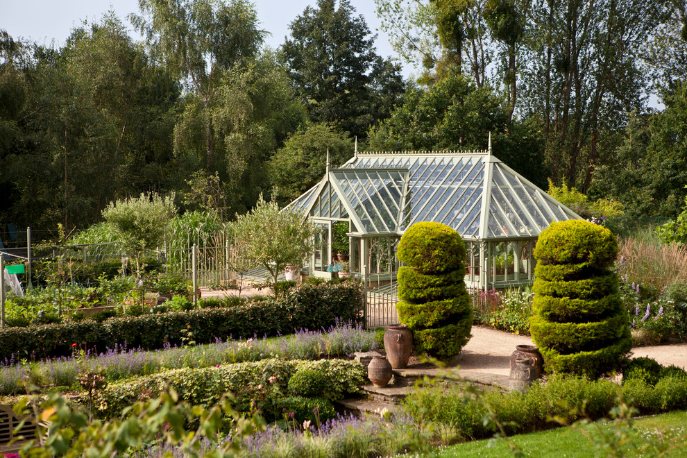 Large traditional detached greenhouse in Frankfurt.