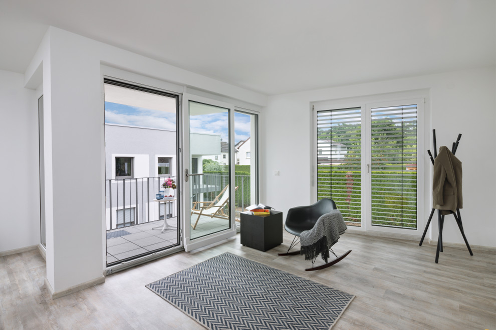 Fernseherloses Modernes Wohnzimmer mit weißer Wandfarbe und dunklem Holzboden in Sonstige