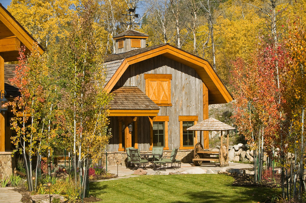 Country one-storey exterior in Denver with a gambrel roof.