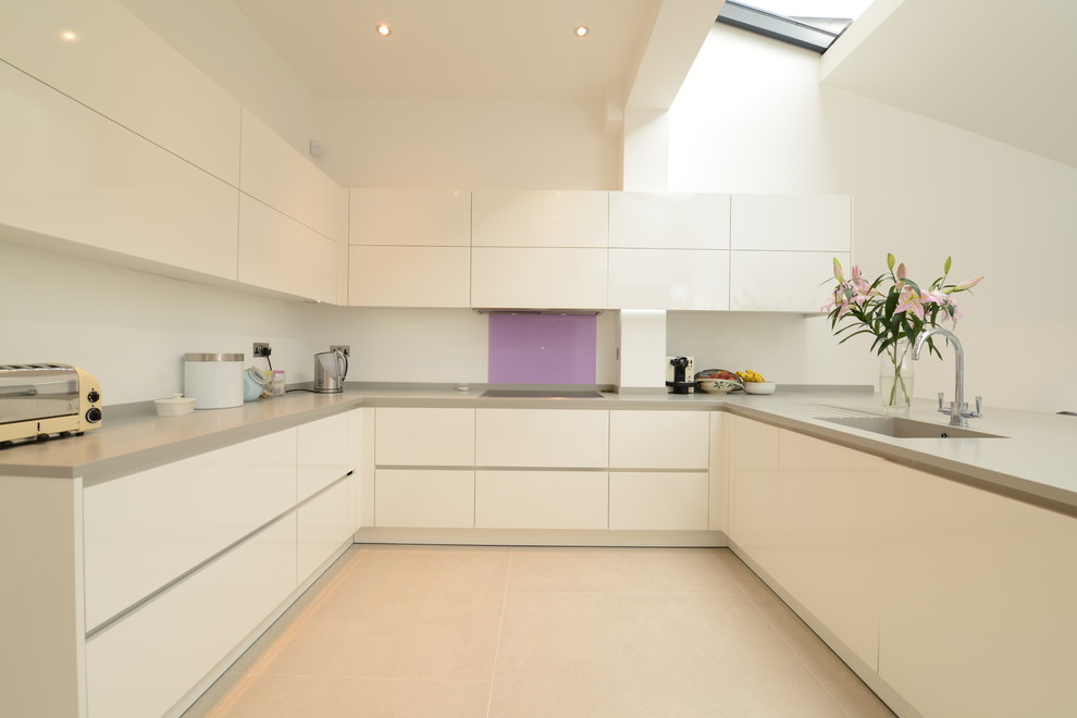 Example of a minimalist kitchen design in London