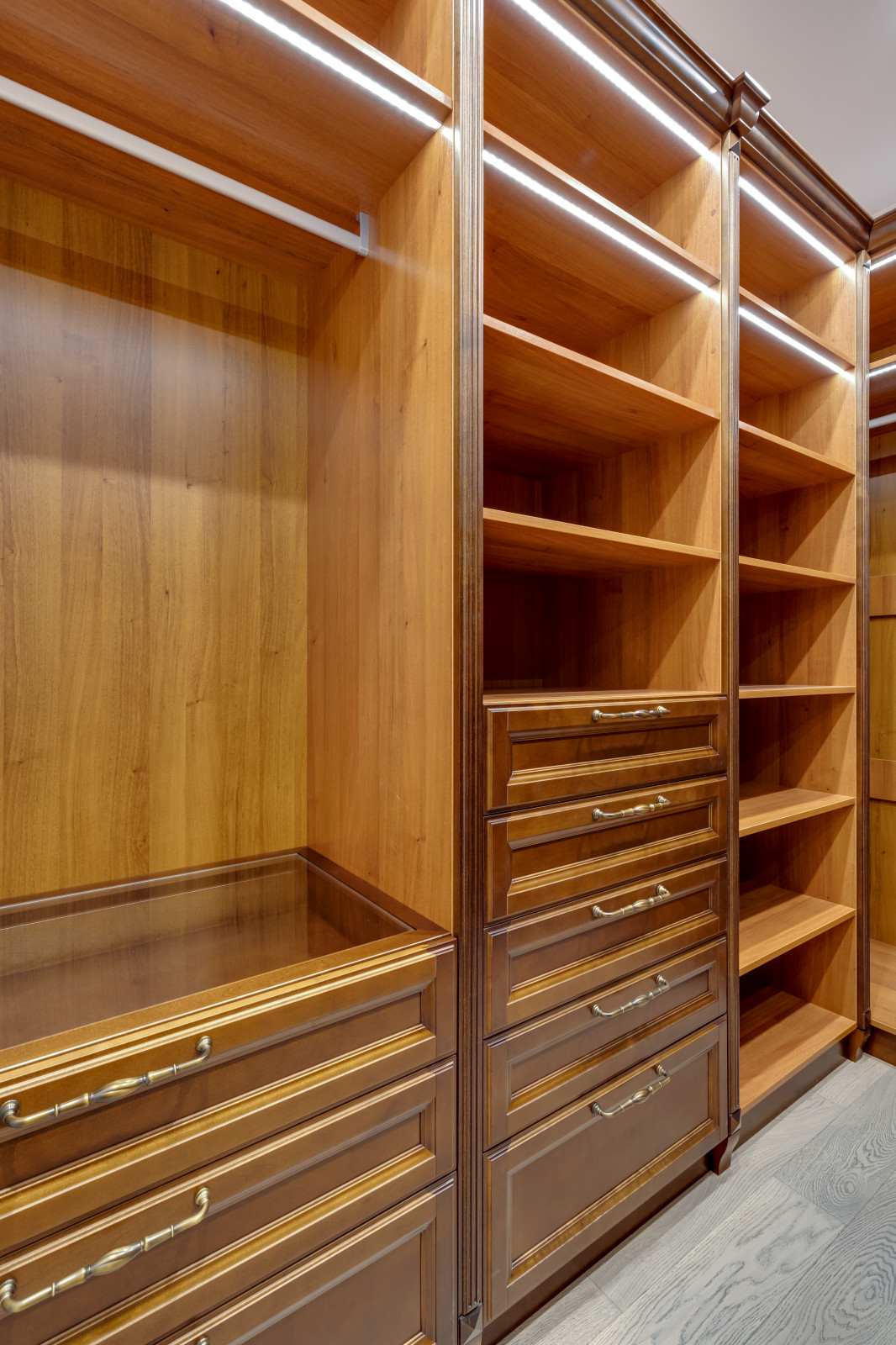 Дом в КП Ильичевка. Гардеробная.