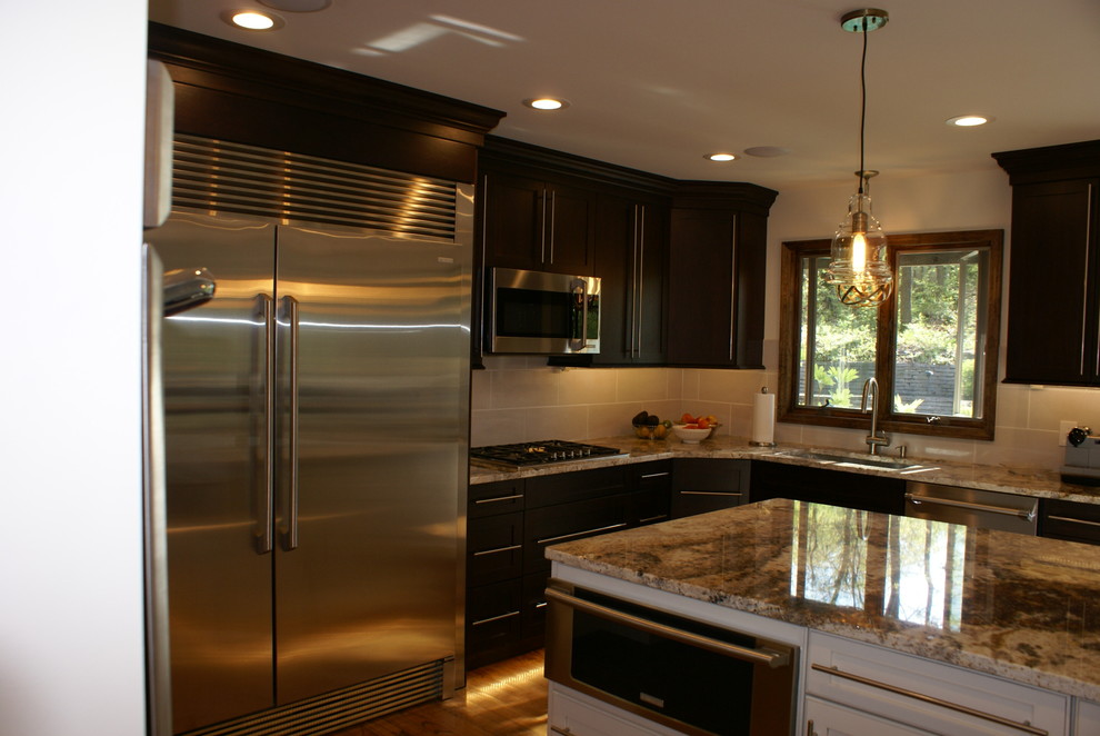 Kitchen - transitional kitchen idea in Chicago