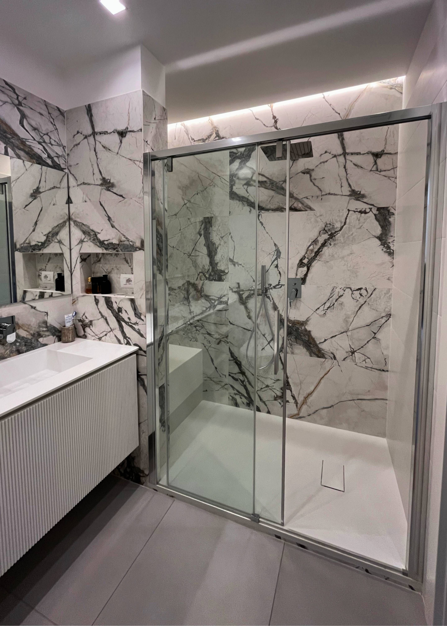 VIA SAVONA | Bagno con ampia doccia