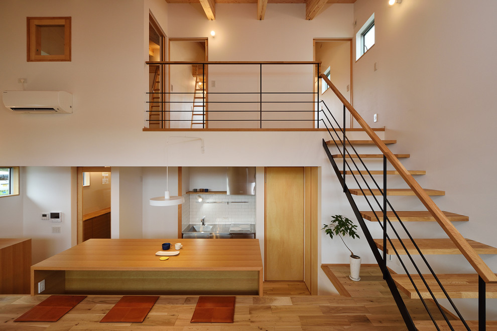 Cette image montre un grand salon nordique ouvert avec un mur blanc, un sol en bois brun, aucune cheminée, un téléviseur indépendant, un sol marron, un plafond en bois et du papier peint.