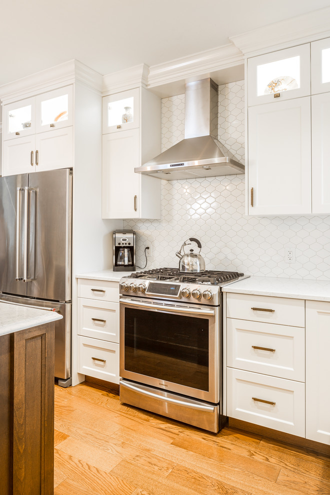 Kitchen - transitional kitchen idea in Vancouver