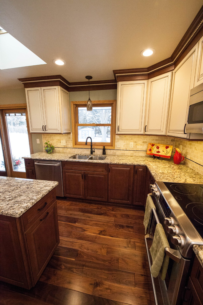 Kitchen - kitchen idea in Milwaukee